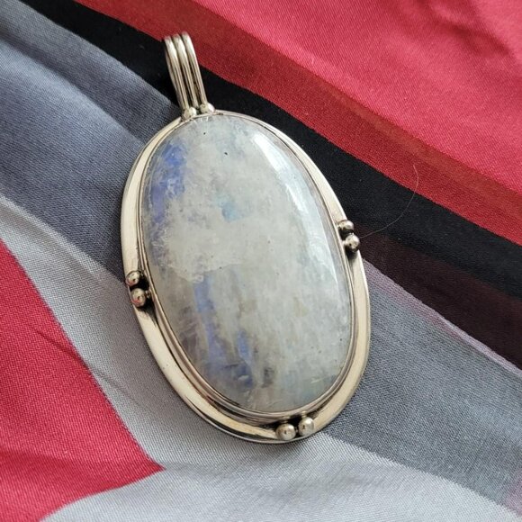 Rainbow Moonstone Pendant in Sterling Silver - Picture 4 of 5